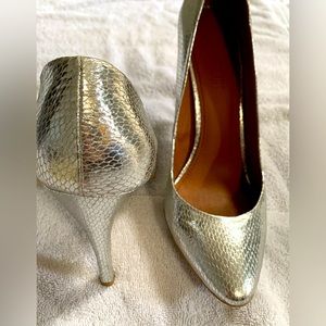 Silver snakeskin Colin Stuart heels size 11, fabulous!! Excellent condition.